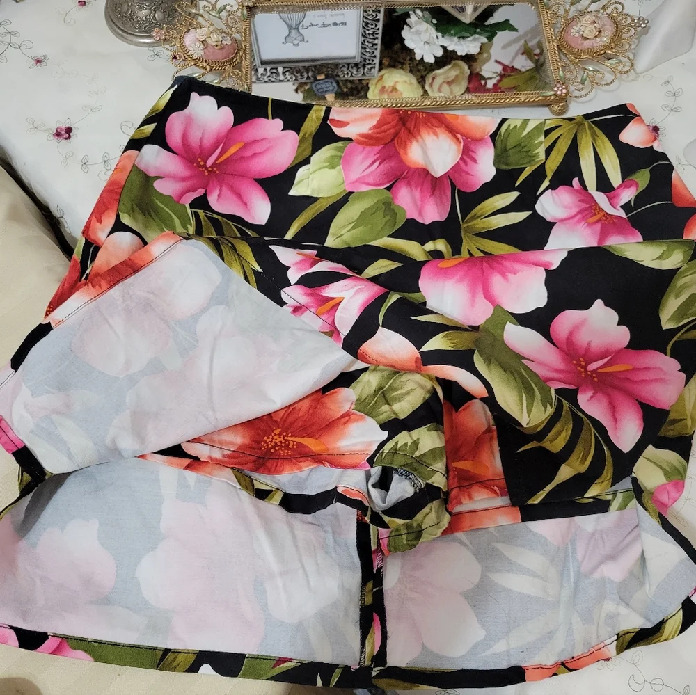 CARRIBEAN JOE Bright Floral stretch skort. Shorts Skirt - Picture 5 of 5